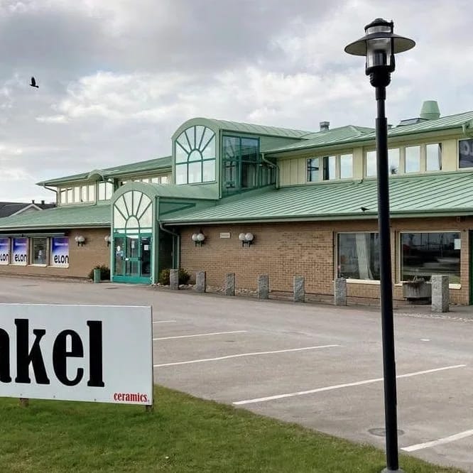 Butikens fasad på Lindbergsvägen 2C med grönt tak